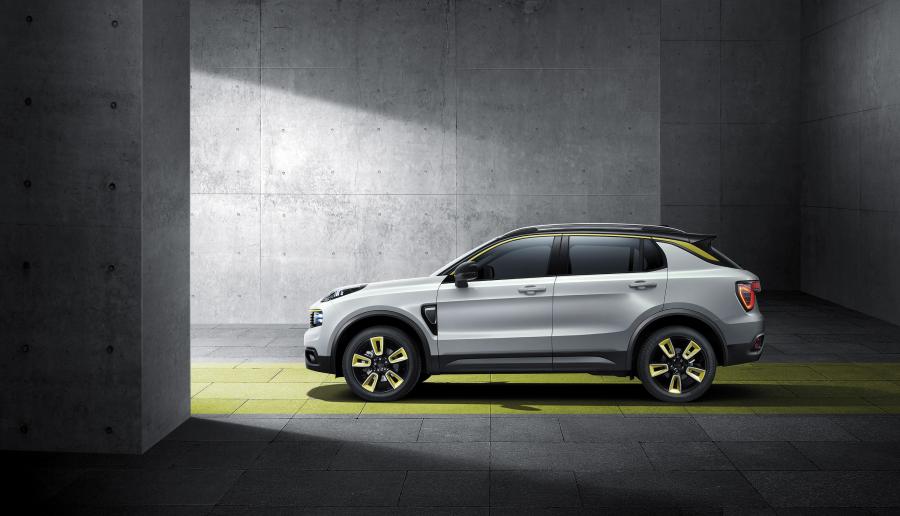  LYNK&Co 01 HEV (CX11) 2019 года  (фото 8 из 11)
